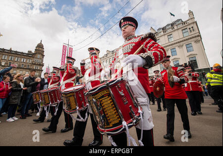 Oranier und Frauen marschieren in umstrittenen Oranier-Orden Veranstaltung genannt "Orangefest" in Glasgow am 6. Juni 2015. Stockfoto