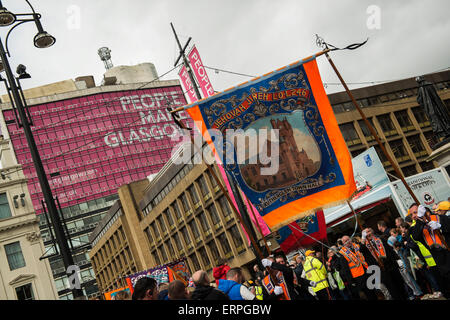 Oranier und Frauen marschieren in umstrittenen Oranier-Orden Veranstaltung genannt "Orangefest" in Glasgow am 6. Juni 2015. Stockfoto