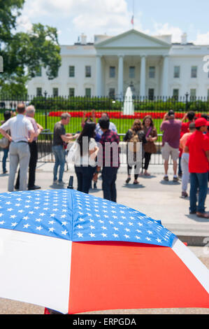 Washington DC USA Touristen sammeln vor dem weißen Haus zu Fotos die Präsidenten Zuhause aus nächster Nähe zu sehen. Stockfoto