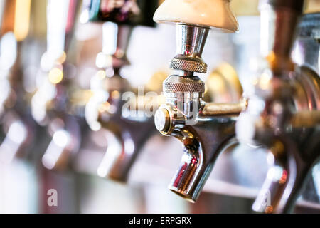 Nahaufnahme von Bier Linien für Bier vom Fass im Restaurant. Stockfoto