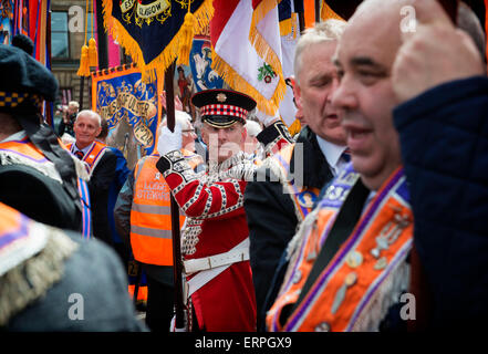 Oranier und Frauen marschieren in umstrittenen Oranier-Orden Veranstaltung genannt "Orangefest" in Glasgow am 6. Juni 2015. Stockfoto