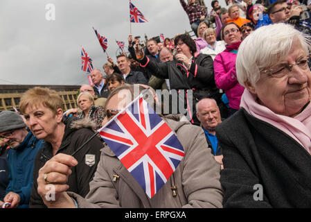 Oranier und Frauen marschieren in umstrittenen Oranier-Orden Veranstaltung genannt "Orangefest" in Glasgow am 6. Juni 2015. Stockfoto