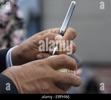 Los Angeles, Kalifornien, USA. 4. Juni 2015. Ehemaligen Krug Fernando Valenzuela unterschreibt einen Ball vor die das Spiel zwischen den Los Angeles Dodgers Vs St. Louis Cardinals im Dodgers Stadium am Donnerstag, 04 Juni, 2015.ARMANDO ARORIZO © Armando Arorizo/Prensa Internacional/ZUMA Draht/Alamy Live News Stockfoto