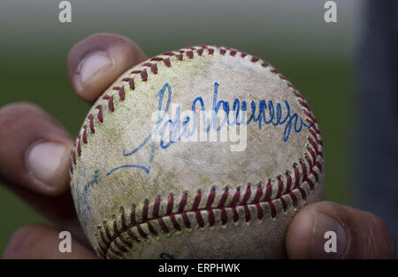 Los Angeles, Kalifornien, USA. 4. Juni 2015. Ehemaligen Krug Fernando Valenzuela unterschreibt einen Ball vor die das Spiel zwischen den Los Angeles Dodgers Vs St. Louis Cardinals im Dodgers Stadium am Donnerstag, 04 Juni, 2015.ARMANDO ARORIZO © Armando Arorizo/Prensa Internacional/ZUMA Draht/Alamy Live News Stockfoto