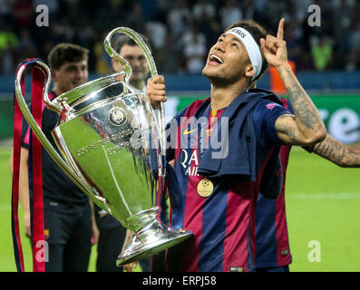 Berlin, Deutschland. 6. Juni 2015. Neymar (C) des FC Barcelona feiert mit der Trophäe nach Finale der UEFA Champions League-Spiel zwischen Juventus F.C. und FC Barcelona in Berlin, Deutschland, 6. Juni 2015. FC Barcelona 3: 1 gewonnen und holte sich den Titel. Bildnachweis: Zhang Fan/Xinhua/Alamy Live-Nachrichten Stockfoto