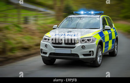 Ein Polizeiauto beschleunigt zu einem Notfall. Stockfoto