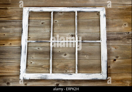 Vintage Fenster, weißen Farbe auf rustikale Zeder Holzbretter verblassen. Stockfoto