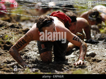 Vancouver, Kanada. 6. Juni 2015. Teilnehmer teilnehmen, im Jahr 2015 Spartan Race Hindernis racing Challenge in North Vancouver, Kanada, 6. Juni 2015. Spartan Race besteht aus der spartanischen Sprint (3-Meilen-Hindernis-Rennen), Trail Rennen, Schlamm läuft, tough-Mudder läuft, Krieger Dash, Speer werfen, Kletterwand und die American Gladiators. Bildnachweis: Sergei Bachlakov/Xinhua/Alamy Live-Nachrichten Stockfoto