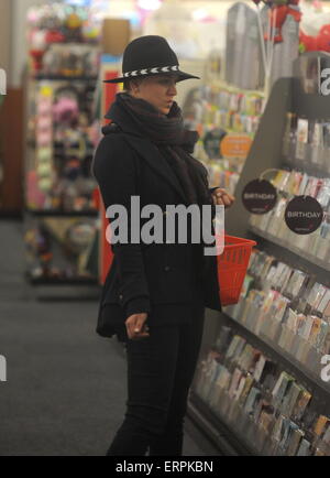 "Big Bang Theory" Sterne Kaley Cuoco, die nicht auf der Suche so heiß wie sie Medizin und Geburtstag Karten bei Cvs in Reseda Ca aufhebt. Die Schauspielerin sah gebündelt in eine große Jacke, Schal und Yotam Hut auf einem Down pour Tag in Kalifornien.  Mitwirkende: Kaley Cuoco wo: Los Angeles, California, Vereinigte Staaten von Amerika bei: Kredit-2. Dezember 2014: Cousart/JFXimages/WENN.com Stockfoto