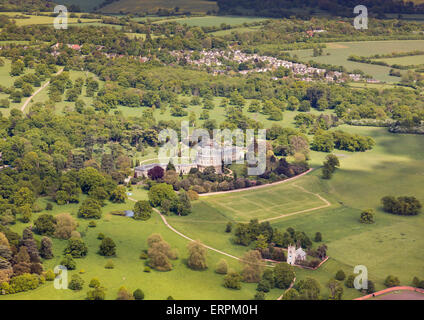 Ickworth House in Suffolk, UK im Besitz des National Trust mit Horringer Dorf im Hintergrund Stockfoto