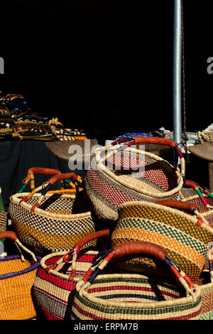 Farbenfrohe, geflochtene Körbe hoch aufgetürmt auf afrikanische Kunst Dorf des beliebten Tucson Gem and MIneral Show in Tucson, Arizona. Stockfoto