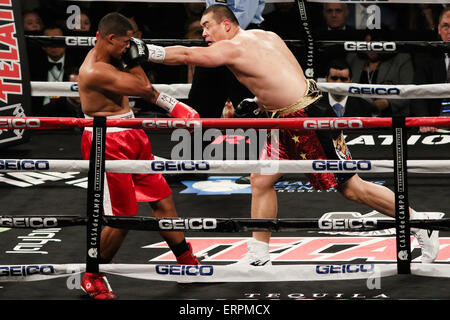 Brooklyn, New York, USA. 6. Juni 2015. ZHANG ZHILEI (schwarze Stämme) und GLEN THOMAS Schlacht in einem Schwergewichts-Kampf bei den Barclays Center in Brooklyn, New York. Bildnachweis: Joel Plummer/ZUMA Draht/Alamy Live-Nachrichten Stockfoto