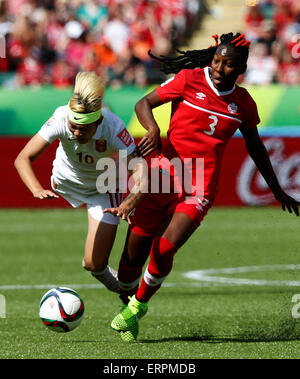 Edmonton, Kanada. 6. Juni 2015. Chinas Li Ying(L) wetteifert mit Kanadas Kadeisha Buchanan während einer Gruppe eine Übereinstimmung zwischen China und Kanada 2015 FIFA Frauen Weltmeisterschaft im Commonwealth Stadium in Edmonton, Kanada, 6. Juni 2015. China verliert 0: 1. Bildnachweis: Wang Lili/Xinhua/Alamy Live-Nachrichten Stockfoto