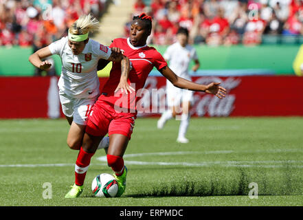 (150607)--EDMONTON, 7.Juni, 2015(Xinhua)--Chinas Li Ying(L) wetteifert mit Kanadas Kadeisha Buchanan während einer Gruppe eine Übereinstimmung zwischen China und Kanada 2015 FIFA Frauen Weltmeisterschaft im Commonwealth Stadium in Edmonton, Kanada, 6. Juni 2015. China verliert 0: 1. (Xinhua/Wang Lili) Stockfoto