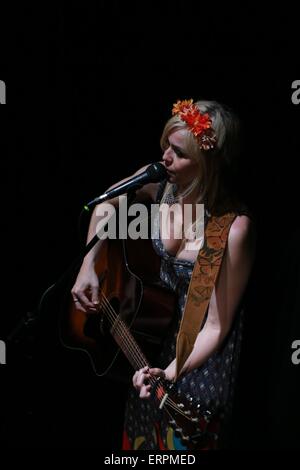 Frankfurt am Main, Deutschland. 6. Juni 2015. Sofia Talvik singt im internationalen Theater in Frankfurt am Main, Deutschland, am 6. Juni 2015. Sofia Talvik ist ein schwedischer Musiker und Singer/Songwriter. Ihre Musik verbindet oft Elemente aus Folk und Pop; Sie nutzt auch eine Vielzahl von akustischen Instrumenten in ihren Songs, darunter Geigen, Celli, Posaunen und akustische Gitarre. Bildnachweis: Luo Huanhuan/Xinhua/Alamy Live-Nachrichten Stockfoto