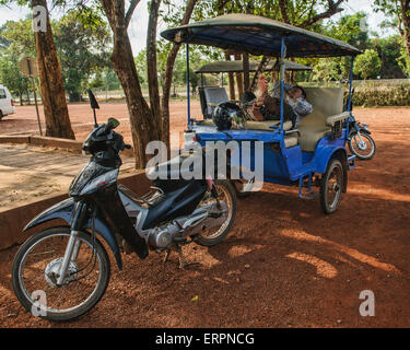 Schlafen in seinem Tuk Tuk Fahrer Stockfoto