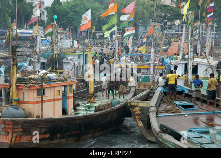 Angelboote/Fischerboote verankert bei Sassoon Docks Fish Market, Mumbai, Maharashtra Indien. Stockfoto