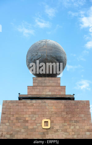 Große Metall Kugel oben auf dem Denkmal zum Äquator in Quito, Ecuador Stockfoto