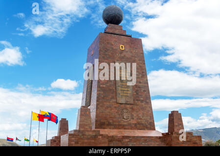 Denkmal zum Äquator in Quito, Ecuador mit der ecuadorianischen Flagge in der linken unteren Stockfoto