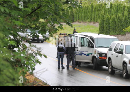 Bewaffnete Polizei bei Drogenrazzia Stockfoto