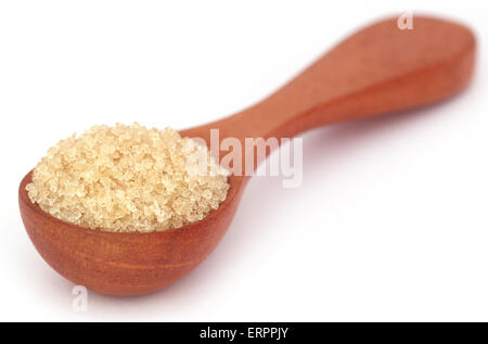 Grobe Kristalle von braunem Zucker auf einem Holzlöffel Stockfoto