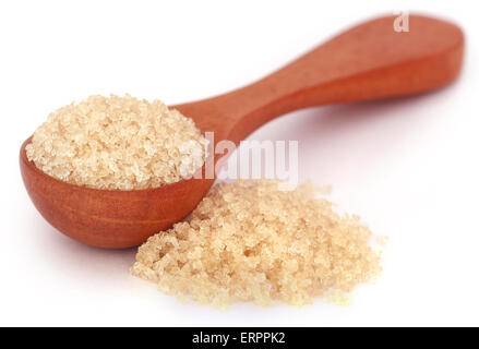 Grobe Kristalle von braunem Zucker auf einem Holzlöffel Stockfoto