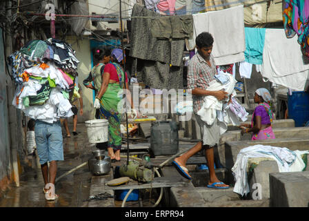 Männer Wäsche waschen bei Mahalaxmi Dhobi Ghat öffnen Luft Waschsalon, Mumbai, Maharashtra, Indien. Stockfoto