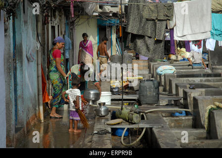 Männer Wäsche waschen bei Mahalaxmi Dhobi Ghat öffnen Luft Waschsalon, Mumbai, Maharashtra, Indien. Stockfoto