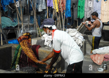 Männer Wäsche waschen bei Mahalaxmi Dhobi Ghat öffnen Luft Waschsalon, Mumbai, Maharashtra, Indien. Stockfoto