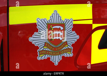 Das Logo des Essex County Feuer und Rettung Service, an der Seite ein Feuerwehrauto in Southend-on-Sea, Essex. Stockfoto