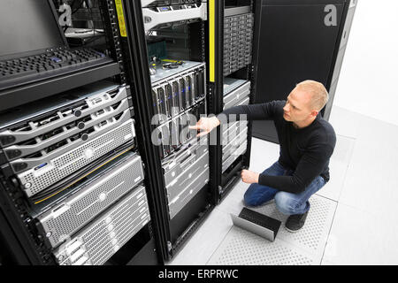Es Berater überwacht Server im Rechenzentrum Stockfoto