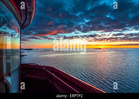 Blick auf den Sonnenuntergang von der Spitze der Kjeungskjaer Leuchtturm, Örland, Norwegen Stockfoto