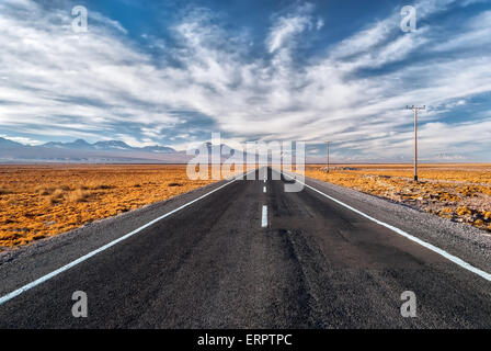Fluchtpunkt Blick auf geraden, leere Asphaltstraße gehen durch die Wüste von Atacama, San Pedro de Atacama, Chile Stockfoto