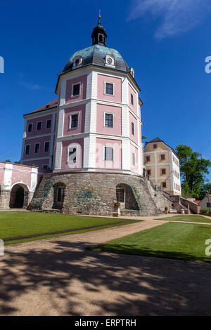 Becov Nad Teplou Skyline. Barockschloss, Region Karlsbad, Tschechische Republik, Europa Stockfoto
