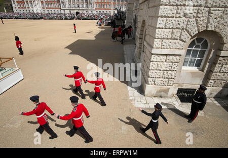 Horse Guards Parade, London, UK. 6. Juni 2015. Welsh Guards marschieren zum Royal Podium, auf dem Exerzierplatz für den Start von The Colonel Review, die offizielle Generalprobe für Trooping die Farbe zu positionieren. Bildnachweis: Malcolm Park Leitartikel/Alamy Live-Nachrichten Stockfoto