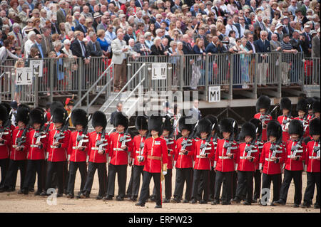 Horse Guards Parade, London, UK. 6. Juni 2015. Vergangenen März durch das 1. Bataillon Welsh Guards beobachtet von einem vollen Exerzierplatz der Gäste, The Colonel Überprüfung stattfindet, die offizielle Generalprobe eine Woche vor Trooping die Farbe, die Queen Geburtstag Parade. Dieses große und bunte jährliche Militärparade im Zentrum von London umfasst Fuß und Pferd Wachen aus der Abteilung Haushalt und umfasst mehr als 1.400 Offiziere und Männer, 400 Musiker und mehrere hundert Pferde. Bildnachweis: Malcolm Park Leitartikel/Alamy Live-Nachrichten Stockfoto