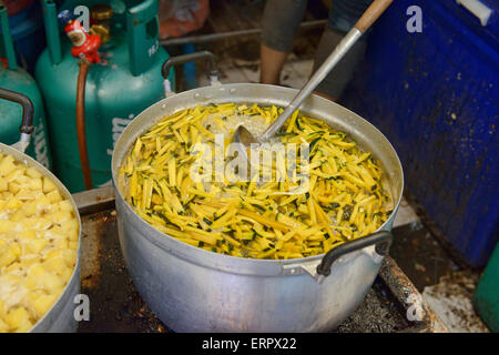 Frischer Kürbis kochen in der Phantasie oder Tor Kor Bauernmarkt in Bangkok, Thailand Stockfoto