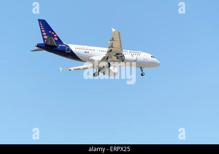 Flugzeug - Airbus A319 - 112 - der - Brussels Airlines - Airline, Landung auf dem Flughafen Madrid-Barajas - Adolfo Suarez. Stockfoto