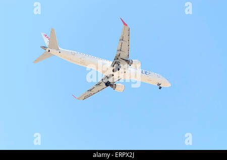 Flugzeug - Embraer ERJ - 195 - der - Air Europa - Fluggesellschaft am Flughafen Madrid-Barajas - Adolfo Suarez - Landung. Stockfoto