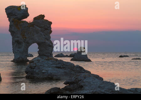 Der Rauk "Der Hund" im Sonnenuntergang auf Fårö auf Gotland, Schweden Stockfoto