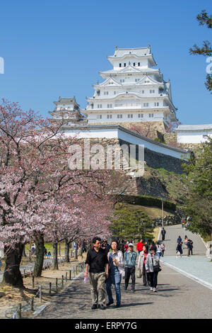 Menschen in Himeji Castle (UNESCO-Weltkulturerbe), Himeji, Kansai, Honshu, Japan Stockfoto