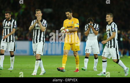Berlin, Deutschland. 6. Juni 2015. Teammitglieder von Juventus reagieren, nachdem die UEFA Champions League Finale Fußballspiel zwischen Juventus FC und dem FC Barcelona im Olympiastadion in Berlin, Deutschland, 6. Juni 2015. Foto: Ina Fassbender/Dpa/Alamy Live News Stockfoto
