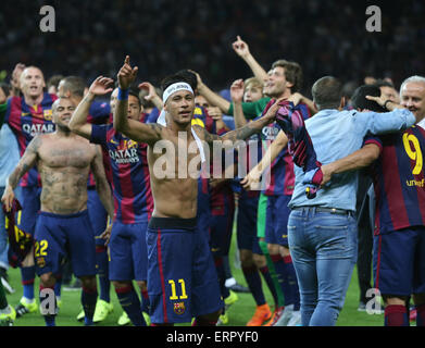 Berlin, Deutschland. 6. Juni 2015. Barcelonas Neymar feiert nach der UEFA Champions League Finale Fußballspiel zwischen Juventus FC und dem FC Barcelona im Olympiastadion in Berlin, Deutschland, 6. Juni 2015. Foto: Kay Nietfeld/Dpa/Alamy Live News Stockfoto
