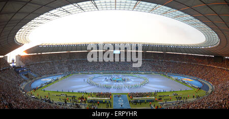 Berlin, Deutschland. 6. Juni 2015. Künstler auftreten vor dem UEFA Champions League Finale Fussball Spiel zwischen Juventus FC und dem FC Barcelona im Olympiastadion in Berlin, Deutschland, 6. Juni 2015. Foto: Thomas Eisenhuth/Dpa/Alamy Live News Stockfoto