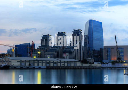 Moderne Gebäude und der Hafen in Baku (Aserbaidschan) Stockfoto