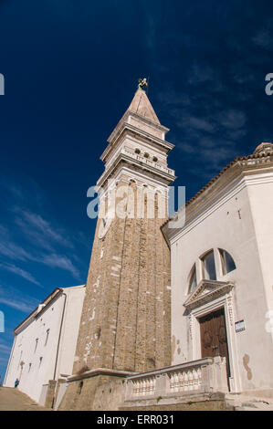 Die Kirche des Heiligen Georg, der Glockenturm und der Taufkapelle, Piran, Slowenien Stockfoto