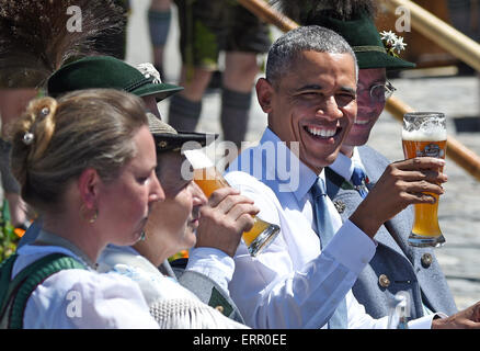 US-Präsident Barack Obama wirft sein Glas deutsches Bier in Krün, Deutschland, 7. Juni 2015 trat er mit Bundeskanzlerin Angela Merkel (nicht abgebildet) bevor sie den G7-Gipfel in Garmisch-Partenkirchen zu besuchen. Staats- und Regierungschefs der sieben führenden Industrienationen (G7) werden voraussichtlich am 7. und 8. Juni als Höhepunkt der deutschen Ratspräsidentschaft der G7 in Schloss Elmau, Bayern, gerecht zu werden. Foto: Daniel Karmann/dpa Stockfoto