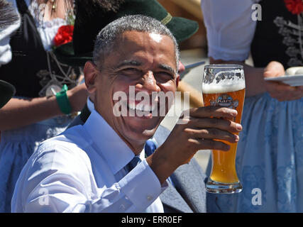 US-Präsident Barack Obama wirft sein Glas deutsches Bier in Krün, Deutschland, 7. Juni 2015 trat er mit Bundeskanzlerin Angela Merkel (nicht abgebildet) bevor sie den G7-Gipfel in Garmisch-Partenkirchen zu besuchen. Staats- und Regierungschefs der sieben führenden Industrienationen (G7) werden voraussichtlich am 7. und 8. Juni als Höhepunkt der deutschen Ratspräsidentschaft der G7 in Schloss Elmau, Bayern, gerecht zu werden. Foto: Daniel Karmann/dpa Stockfoto