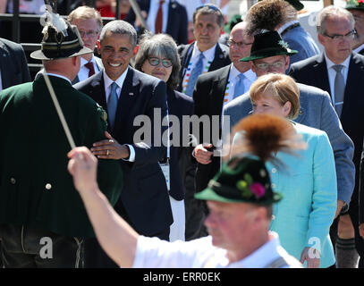 US-Präsident Barack Obama spricht mit der Öffentlichkeit in traditioneller Kleidung in Krün, Deutschland, 7. Juni 2015, wie er mit German Chancellor Angela Merkel (R) verbindet, bevor sie den G7-Gipfel in Garmisch-Partenkirchen besuchen. Staats- und Regierungschefs der sieben führenden Industrienationen (G7) werden voraussichtlich am 7. und 8. Juni als Höhepunkt der deutschen Ratspräsidentschaft der G7 in Schloss Elmau, Bayern, gerecht zu werden. Auf dem Schild oben steht Snacks und Getränke. Foto: Daniel Karmann/dpa Stockfoto