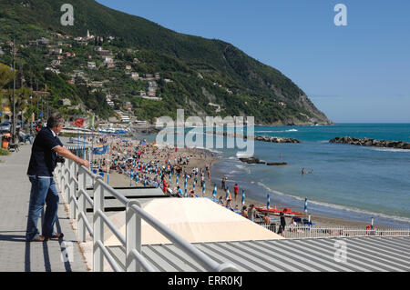 Menschen am Strand von Moneglia, Ligurien Stockfoto